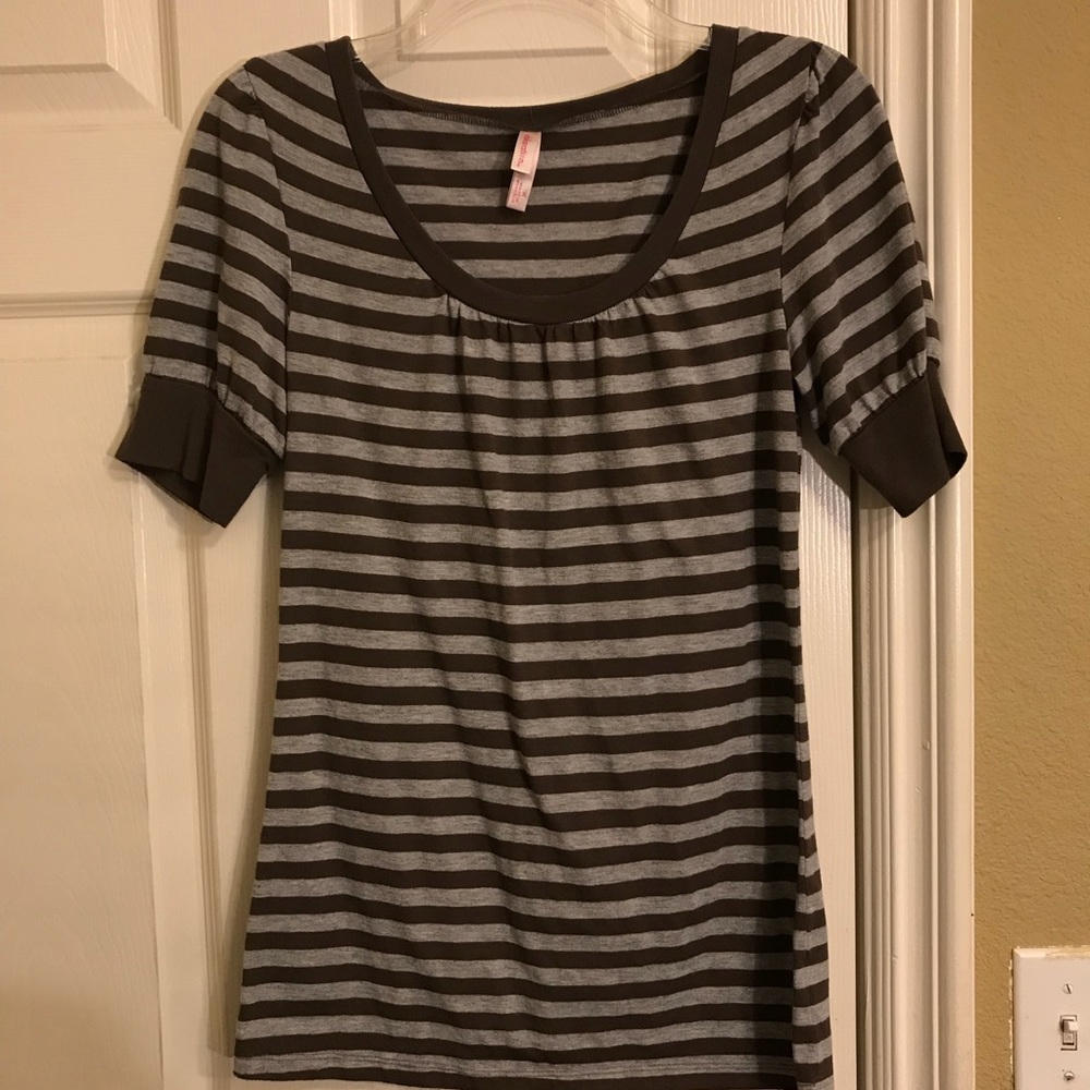 Striped Gray Mid-sleeve t-shirt.